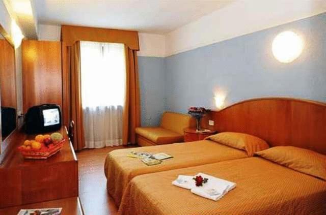 Park Hotel Jolanda San Zeno di Montagna Bagian luar foto