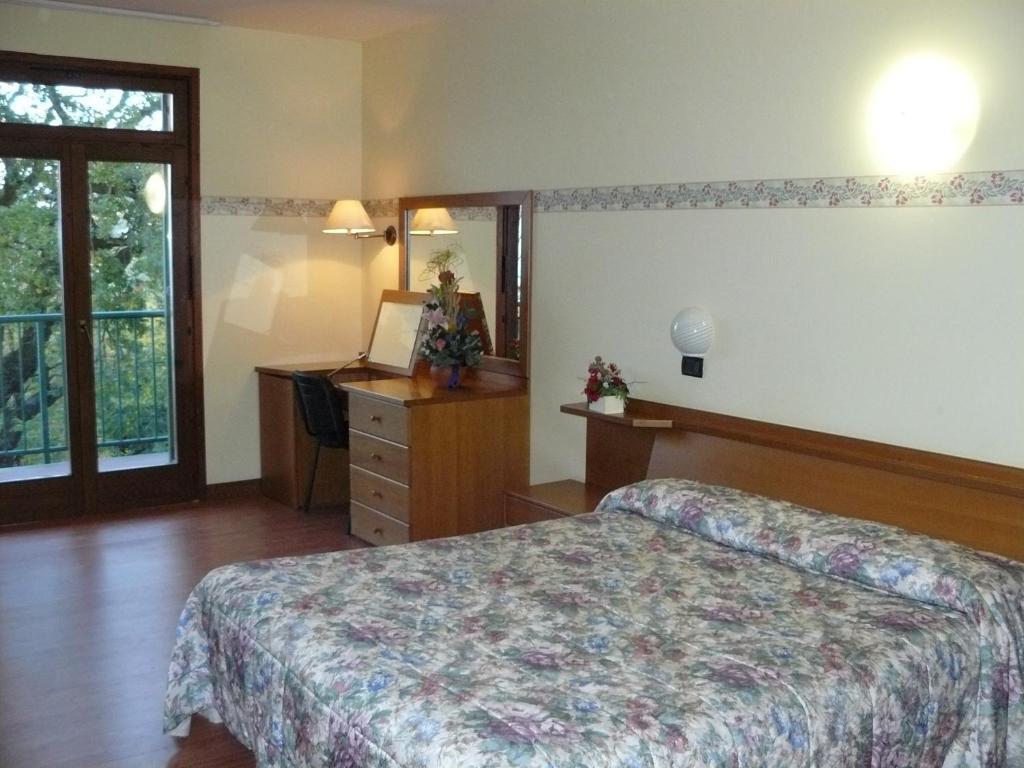 Park Hotel Jolanda San Zeno di Montagna Bagian luar foto